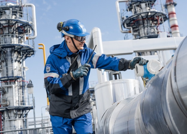 Достойная зарплата и возможности карьерного роста: Омский НПЗ представил список актуальных рабочих профессий