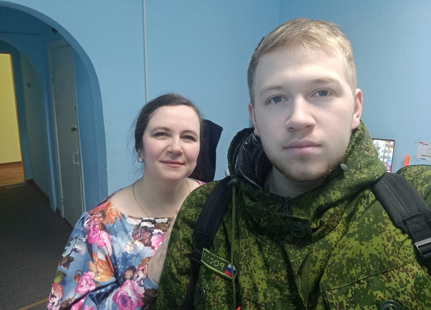 В Омске казаки спасли ребенка от падения из окна